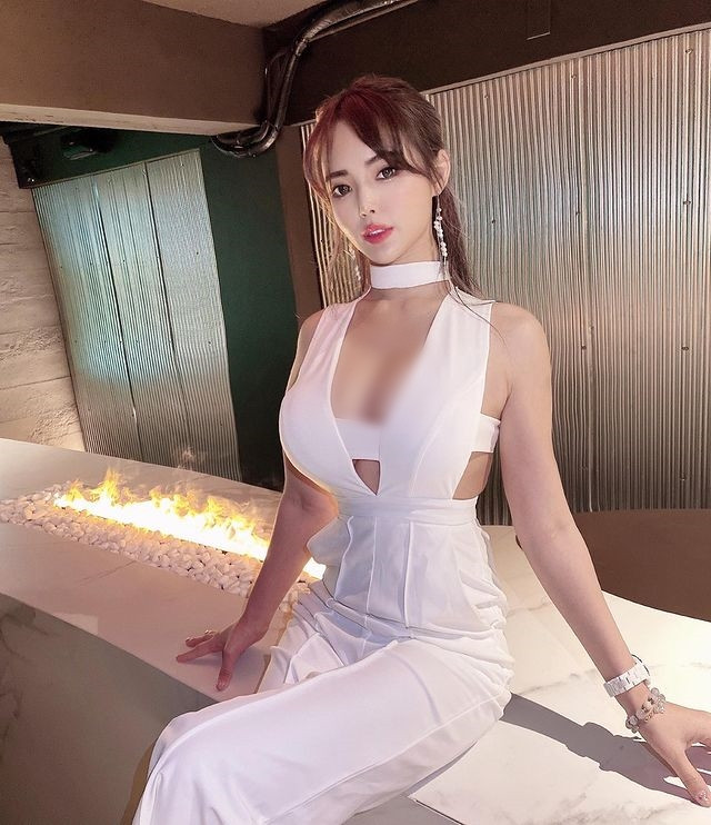 Thú vị ở chỗ, Miêu Miêu là hot girl gợi cảm nổi lên từ việc bán lẩu. Chính vì thế, cô nàng cũng có mỹ danh là "mỹ nhân bán lẩu".