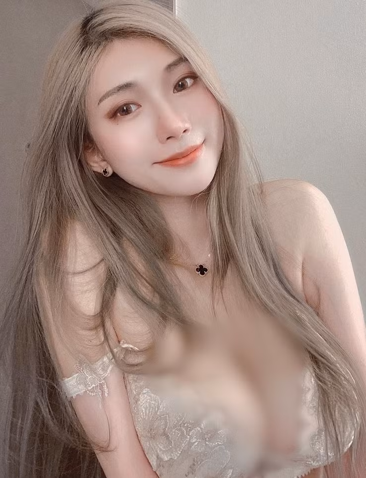 Trang Facebook cá nhân của Vivian cũng có tới gần 1,8 triệu người yêu thích, theo dõi, không thua kém bất cứ người nổi tiếng nào.