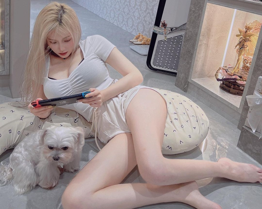 Theo tìm hiểu, Vivian thường chia sẻ những hình ảnh xinh đẹp long lanh, khoe khuôn mặt hack tuổi, làn da trắng mịn hồng hào vào thân hình ngày càng gợi cảm.