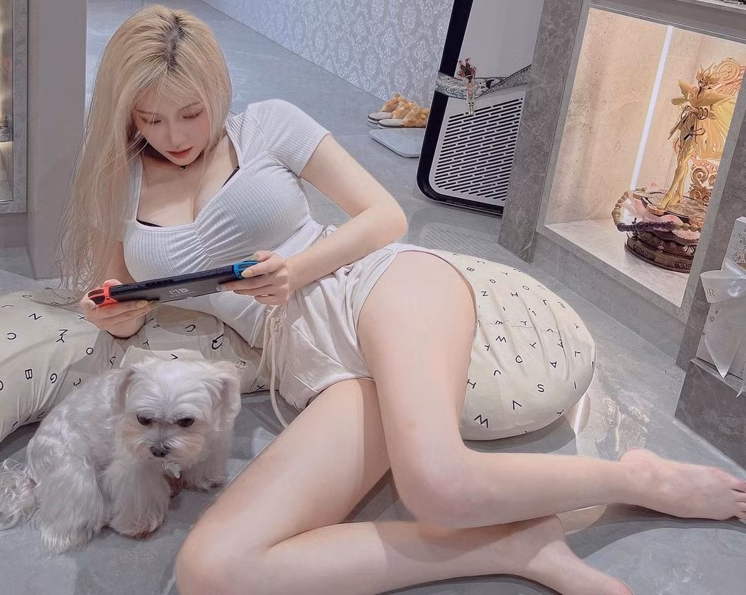 Theo tìm hiểu, Vivian thường chia sẻ những hình ảnh xinh đẹp long lanh, khoe khuôn mặt hack tuổi, làn da trắng mịn hồng hào vào thân hình ngày càng gợi cảm.