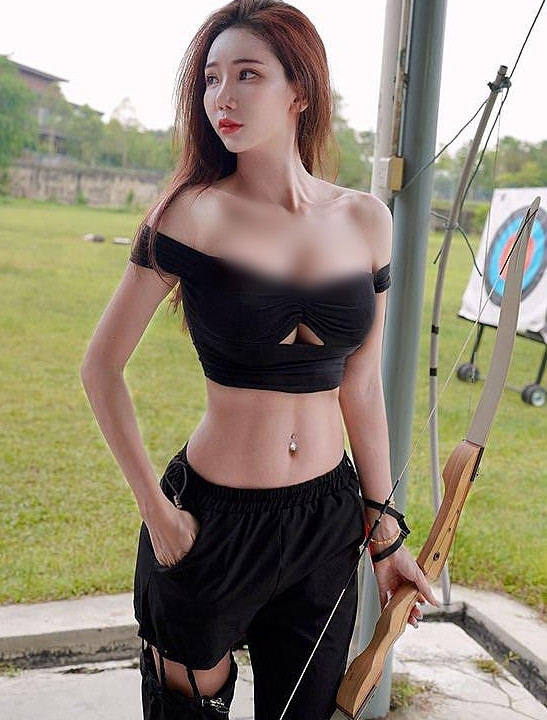 Không ít lần, cô nàng từng gây xôn xao khi cố tình mặc quần tụt, để lộ phần dây của quần nội y, khiến nhiều người nhìn vào không khỏi e ngại.