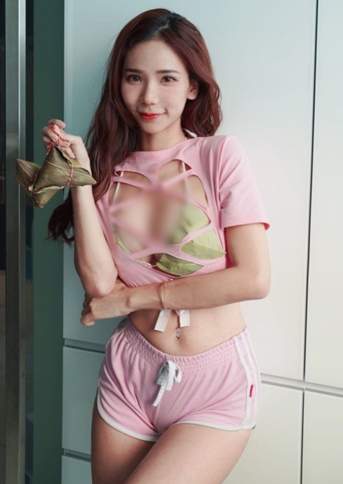 Gần đây, nhân dịp lễ hội thuyền rồng (lễ hội truyền thống của người Trung Quốc) được tổ chức vào ngày 5/5 âm lịch, hot girl Phái Dư đã khoe ảnh diện áo lót bằng lá cây gói bánh nếp đậu.