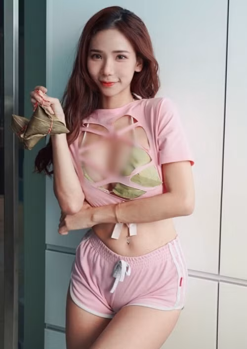 Gần đây, nhân dịp lễ hội thuyền rồng (lễ hội truyền thống của người Trung Quốc) được tổ chức vào ngày 5/5 âm lịch, hot girl Phái Dư đã khoe ảnh diện áo lót bằng lá cây gói bánh nếp đậu.