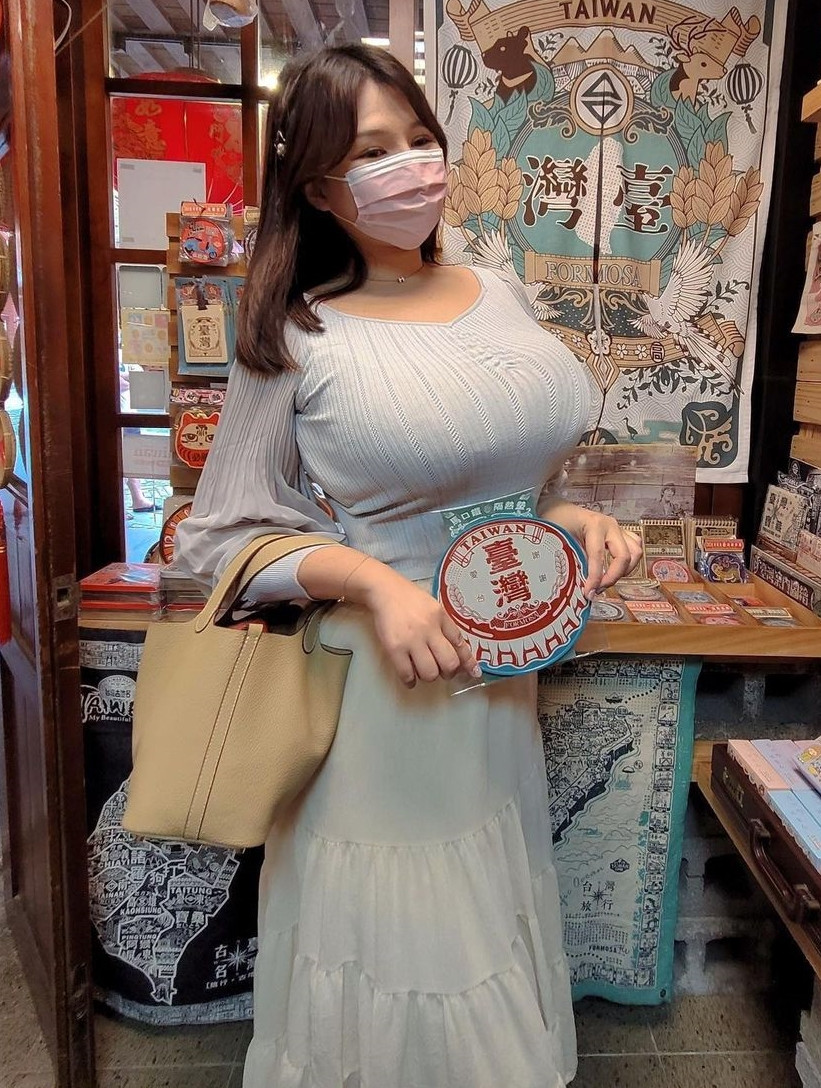 Cũng nhờ vậy, Trương Duy Á vô cùng nổi bật trong dàn hot girl gợi cảm xứ Đài, cô nàng được xem là hot girl siêu vòng 1 danh xứng với thực.