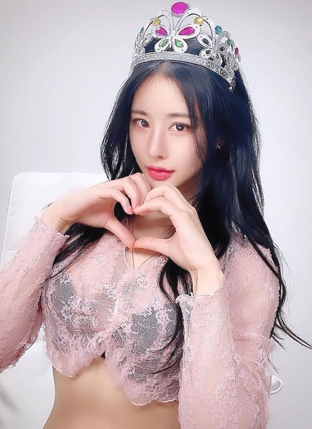 Qua những bức ảnh mà Vular đăng tải trên trang cá nhân, có thể thấy rõ ràng cô nàng ý thức được vẻ đẹp hình thể của mình.