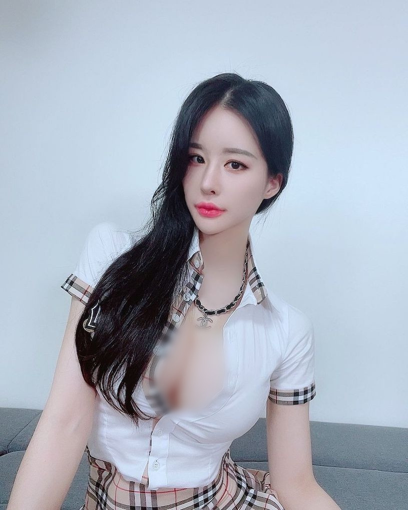 Sau khi tốt nghiệp, Vular rẽ hướng sang con đường làm người mẫu, DJ và cả MC, hoạt náo viên, phát thanh viên trên mạng xã hội.