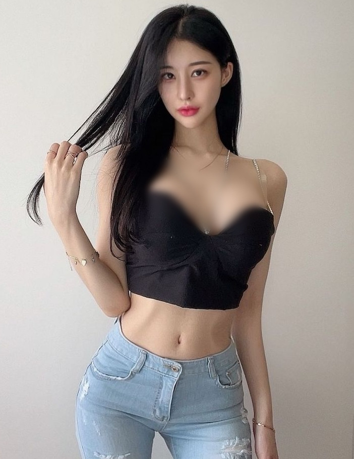 Nhờ sự hoạt động năng nổ, tên tuổi của Vular ngày một nổi tiếng hơn, cô nàng được nhiều người biết đến, không thua kém gì ca sĩ, thần tượng.