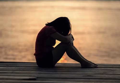 Bi xam hai, ep lay chong, co gai lam dieu kinh hoang voi con