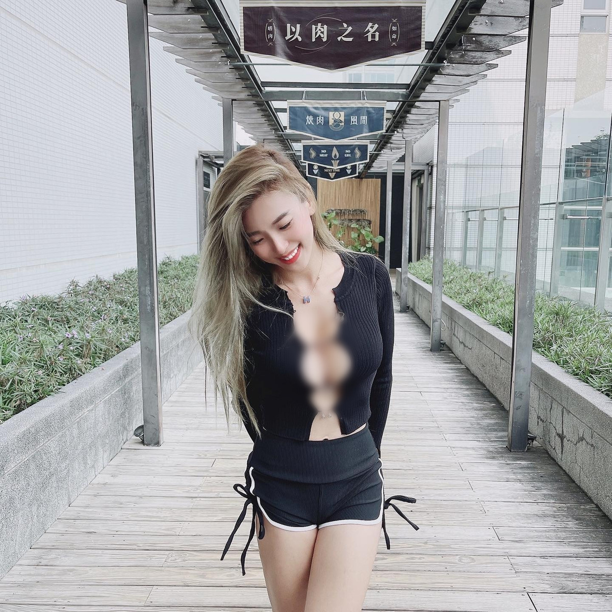 Về việc có gu thời trang bốc lửa, đôi khi bị đánh giá là hở hang, thiếu vải, Triệu Bội Nhi cho biết, cô làm trong ngành thời trang nên luôn phải bắt kịp xu thế.