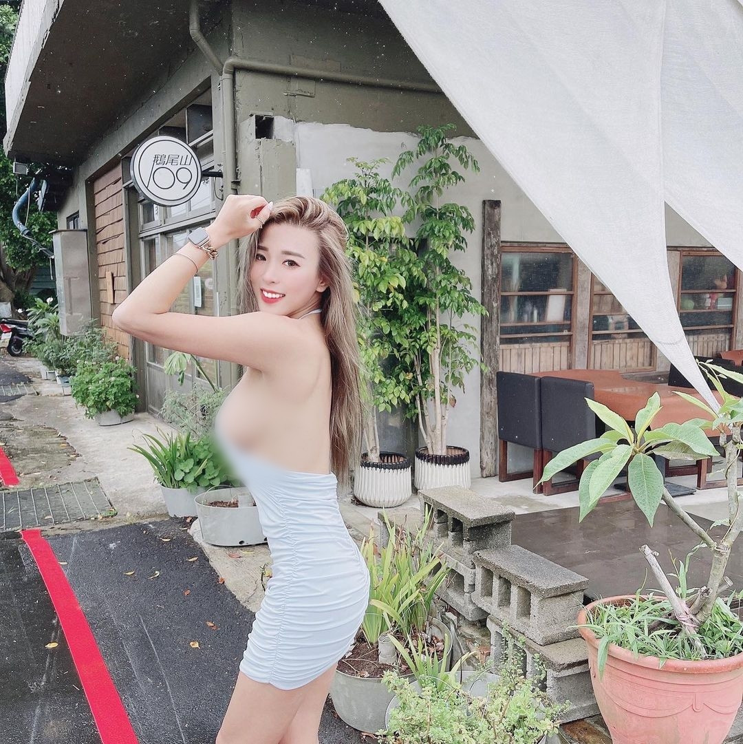 Những ngày gần đây, loạt hình chụp Triệu Bội Nhi diện những thiết kế váy khoe vòng một được "thả rông" hoàn toàn nhận được sự chú ý lớn của cư dân mạng.