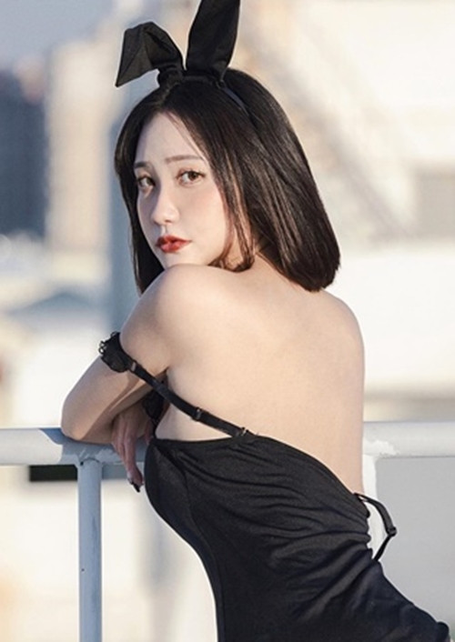 Đa số mọi người đều nhận xét Tưởng Hinh có khuôn mặt bắt hình, hình thể dù không gợi cảm xuất sắc như những hot girl khác nhưng vẫn có ý vị riêng.