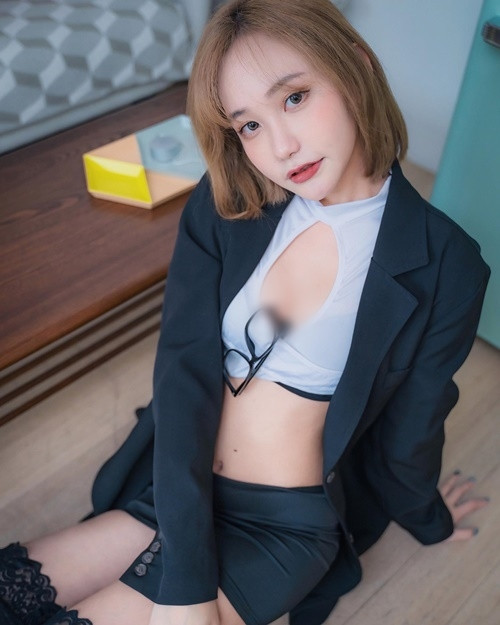 Cô nàng cũng thường xuyên thay đổi phong cách, tạo hình, mỗi lần xuất hiện đều rất long lanh, xinh đẹp.