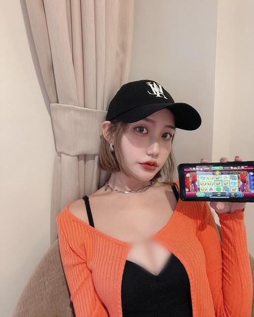 Tuy nhiên, khi xuất hiện trong tạo hình nữ hoạ sĩ gợi cảm, chỉ diện nội y và thả rông, Tưởng Hinh đã làm mất thiện cảm mà cô nàng xây dựng bấy lâu.