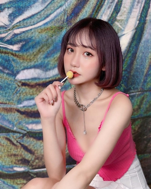 Theo tìm hiểu, Tưởng Hinh không chỉ là một hot girl gợi cảm được biết đến nhiều trên mạng xã hội, cô nàng còn là một người mẫu JKF rất nổi tiếng.