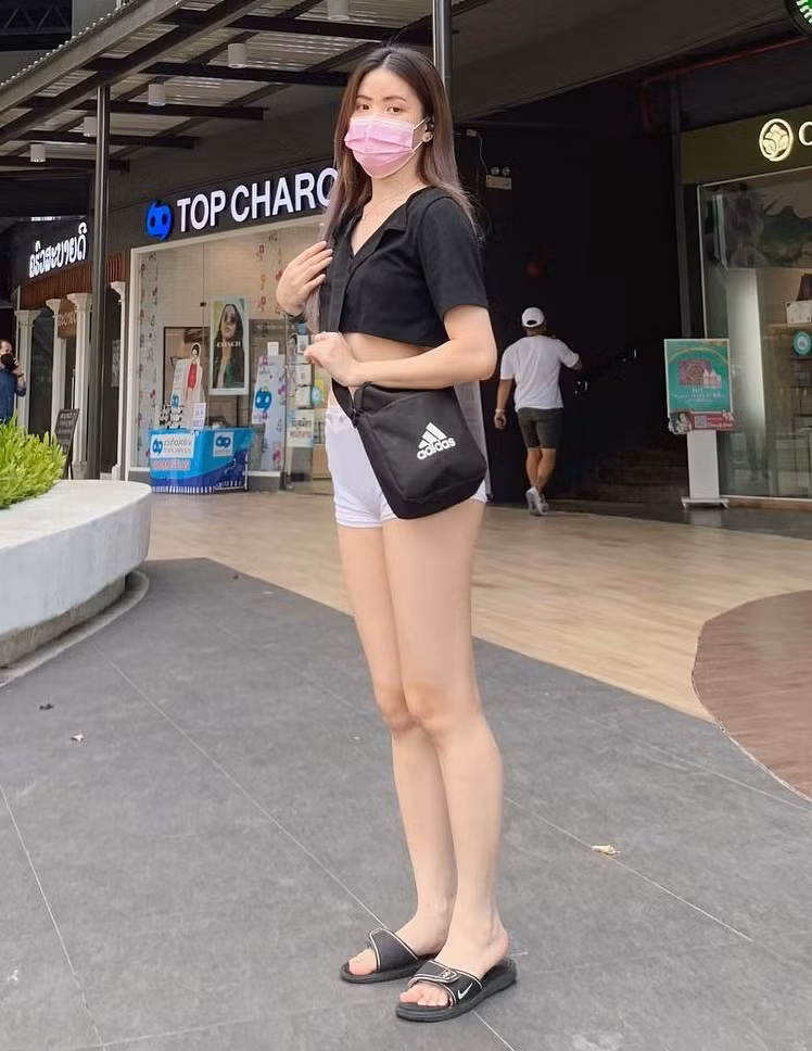 Set đồ tập của hot girl Thái Lan này gây chú ý vì bó quá sát, chất liệu quá mỏng, để lộ những vùng nhạy cảm trên cơ thể.