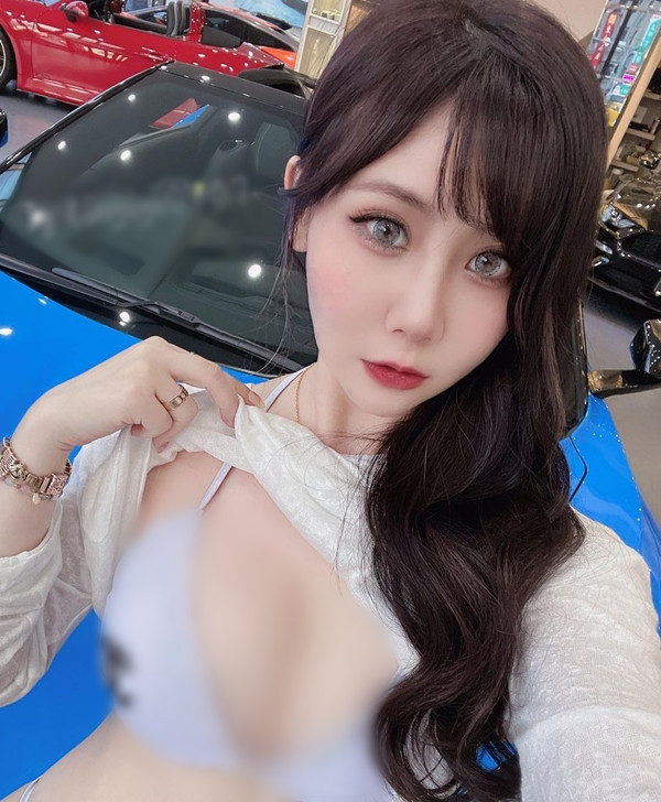 Cô nàng cũng không ngại việc khoe nội y khi chụp hình, tất cả là để lôi kéo sự chú ý.