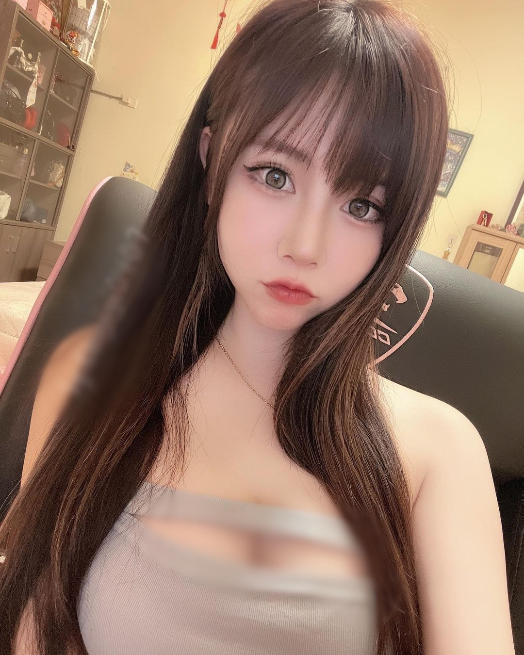 Tất cả những set đồ của Tiểu Lâm Nhi đều bó sát, có thiết kế độc đáo, giúp cô nàng khoe được lợi thế của cơ thể.