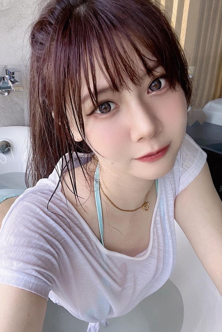 Trong những hình ảnh này, có thể thấy rõ rằng hot girl Tiểu Lâm Nhi khoe dáng trong set đồ vô cùng gợi cảm, ướt toàn bộ.