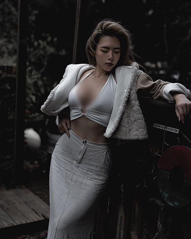 Đáp lại những chỉ trích này, Nina cũng mạnh miệng khẳng định: "Tôi biết rất rõ rằng tôi không hoàn hảo, dù là ngoại hình hay nội tâm, thế nhưng tôi biết rằng tôi chẳng làm việc gì xấu cả...