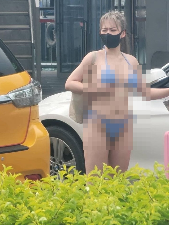 Trong những hình ảnh này, có thể thấy rõ ràng, hot girl này chỉ diện độc một bộ bikini hai mảnh màu xanh dương, không có bất cứ sự che chắn gì, xuất hiện thoải mái, tự nhiên trên đường phố Đông Cảng, một thị trấn gần biển của huyện Bình Đông, Đài Loan.