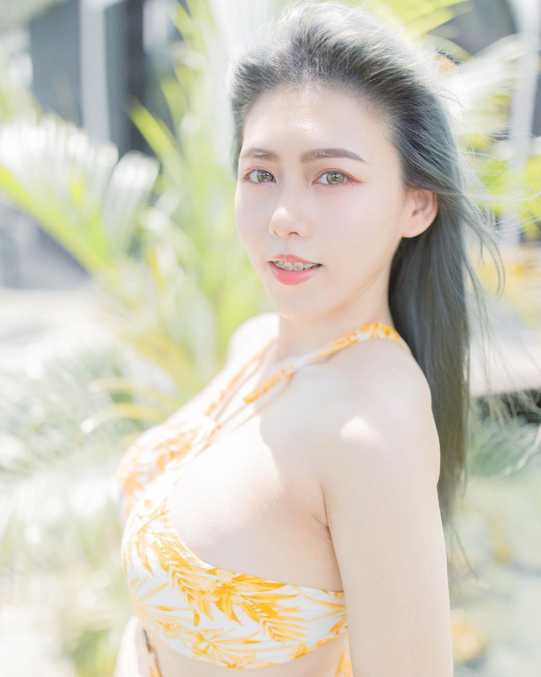 Danh tính thật của hot girl bikini này cũng nhanh chóng được tiết lộ, cô là Nina, một hot girl, người mẫu thường chụp những bộ ảnh gợi cảm, nóng bỏng. Ngoài ra, cô còn là một giáo viên dạy tiếng Anh.