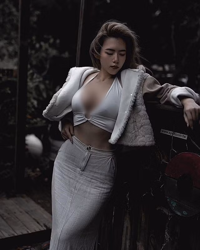 Đáp lại những chỉ trích này, Nina cũng mạnh miệng khẳng định: "Tôi biết rất rõ rằng tôi không hoàn hảo, dù là ngoại hình hay nội tâm, thế nhưng tôi biết rằng tôi chẳng làm việc gì xấu cả...