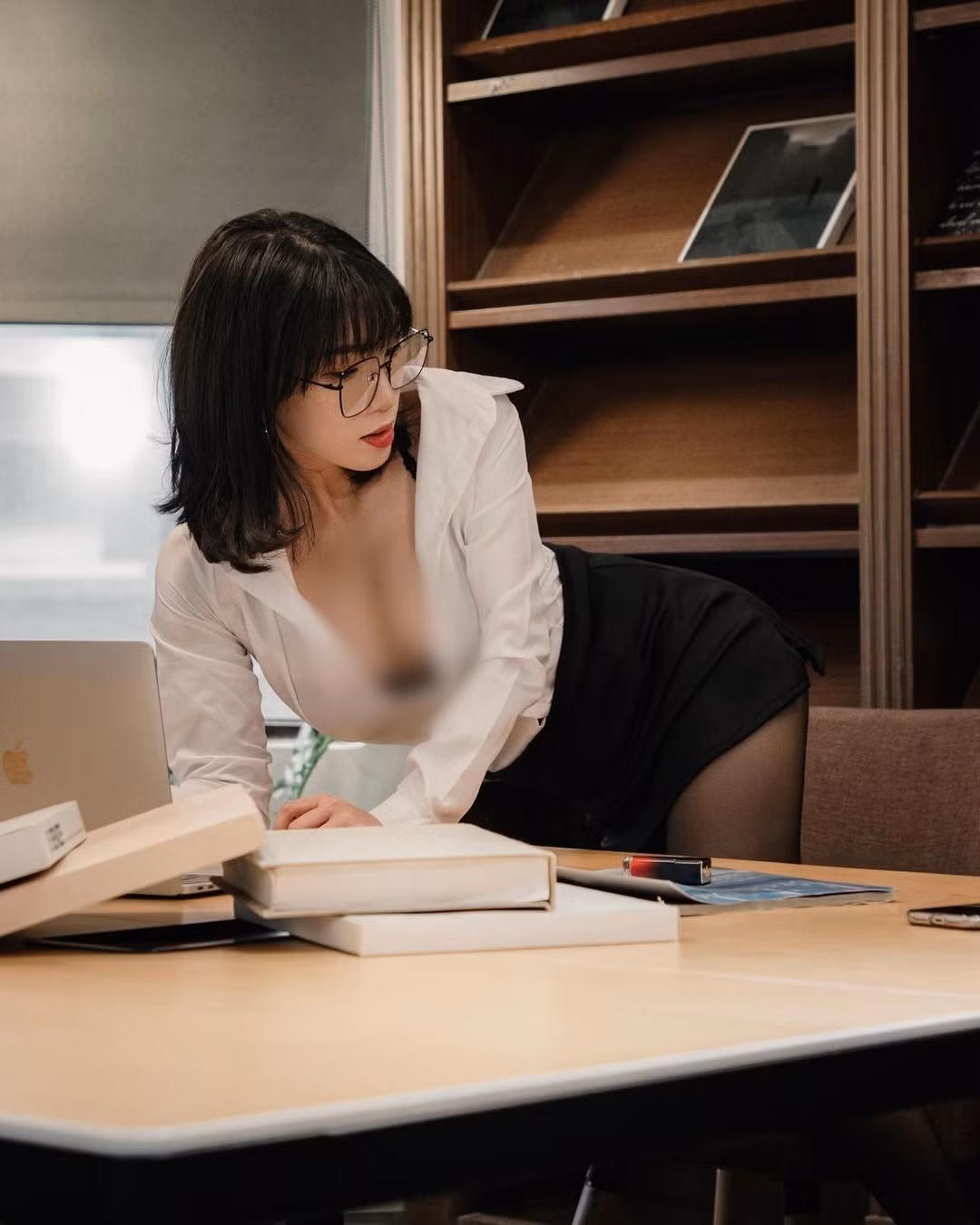 Đồng thời, Ariea cũng là một giảng viên môn công nghệ thông tin có tiếng. Trước đây bộ ảnh cô nàng diện đồ công sở hở hang cũng từng gây xôn xao, khiến nhiều người "nóng mắt".