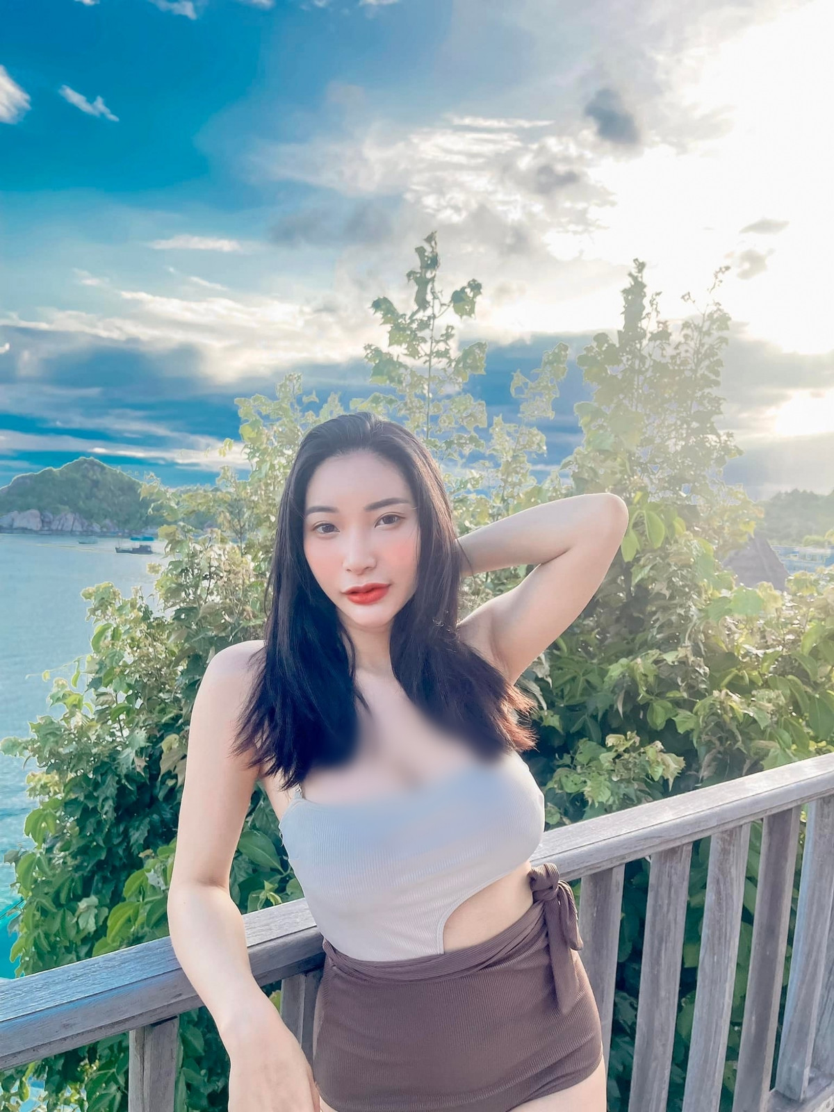 Dù mới nổi lên như một hiện tượng nhưng IG cá nhân của cô nàng đã có tới gần 100.000 người theo dõi và con số này vẫn đang tăng lên theo cấp số nhân.