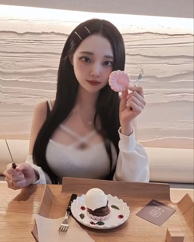 Dù chỉ cao 1m59 nhưng Mi Ming luôn biết cách khiến người khác phải ngước nhìn mình.