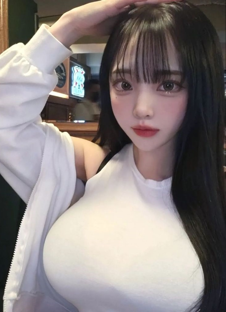 Đặc biệt, dù nét mặt thanh tú, nhỏ nhắn nhưng Mi Ming lại sở hữu thân hình đồng hồ cát cực nóng bỏng.