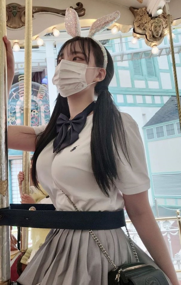 Được biết, trong trường đại học mà Mi Ming đang học, cô nàng cũng là một trong những hot girl nổi tiếng, được xem là hoa khôi giảng đường.