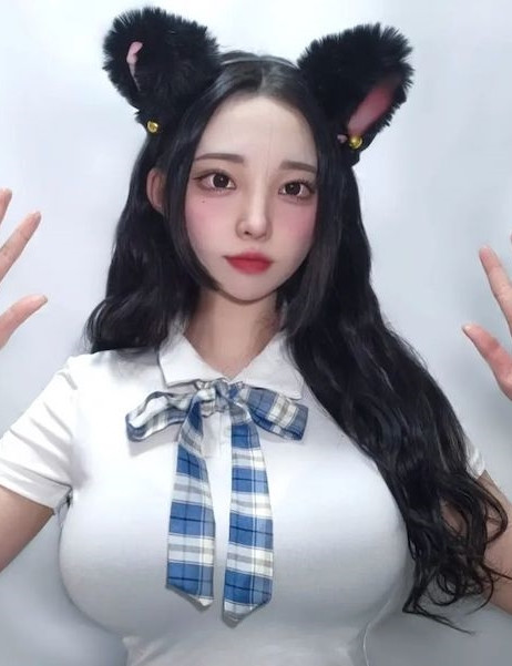 Vòng một cup H và vòng eo nhỏ nhắn, thon thả của cô nàng thực sự giúp Mi Ming mặc đồ gì cũng nổi bật, thu hút, trở thành tâm điểm ở bất cứ nơi nào mà cô nàng xuất hiện.