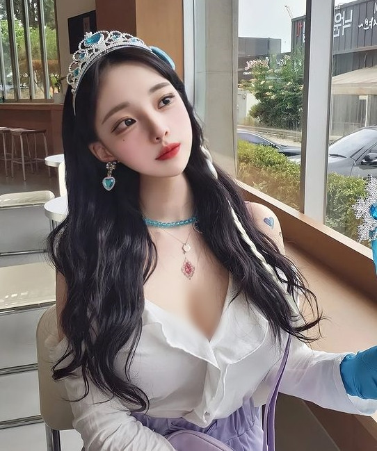 Các fan hâm mộ của Mi Ming ưa thích phong cách gợi cảm mà không phản cảm của cô nàng. Họ cho rằng, chỉ cần như vậy, Mi Ming cũng đã đủ thu hút.