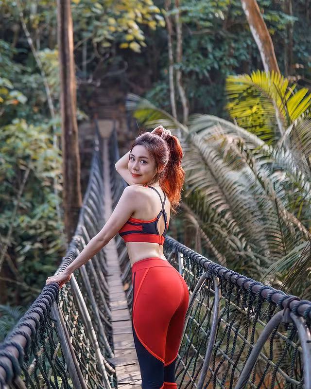 Có thể thấy rõ ràng, dù diện những set đồ tập bó sát, chưa lần nào Serene Khoo để lộ những điểm nhạy cảm.