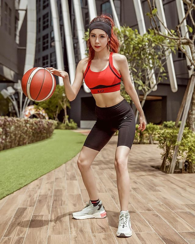 Trang phục tập luyện của hot girl gợi cảm cũng nhận được cơn mưa lời khen ngợi từ mọi người.