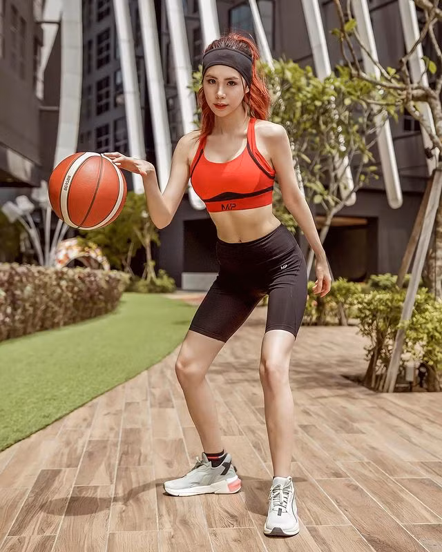 Trang phục tập luyện của hot girl gợi cảm cũng nhận được cơn mưa lời khen ngợi từ mọi người.