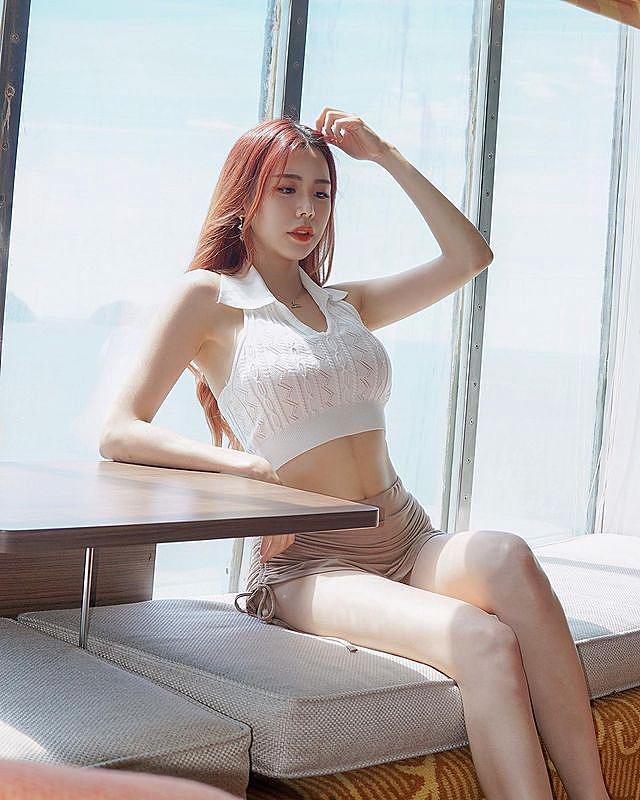 Trong những hình ảnh này, hot girl Serene Khoo cũng khoe dáng cực nuột trong những bộ đồ tập, truyền cảm hứng cho mọi người sống cuộc sống tràn đầy năng lượng và khoẻ mạnh hơn.