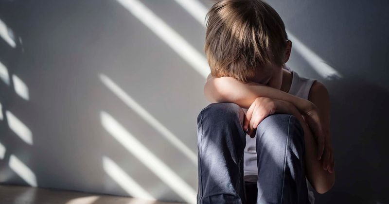 Be trai 3 tuoi on ao, me ke lam dieu kinh di gay phan no