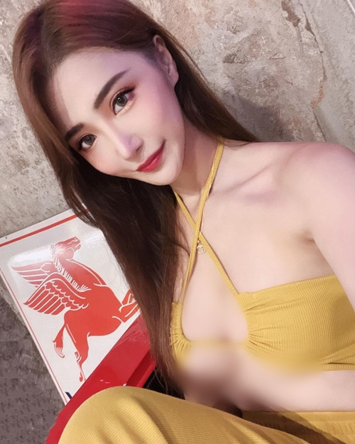 Hiện tại, Na Na thường xuyên diện những set đồ bó sát, khoét ngực sâu, hở bạo, khoe thân hình chữ S đẹp chuẩn mực.