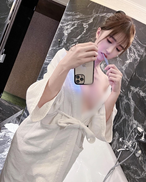 Trong những hình ảnh này, có thể dễ dàng nhận ra, hot girl gợi cảm cố tình kéo áo trễ nải, khoe ngực khủng và làn da trắng mịn màng.