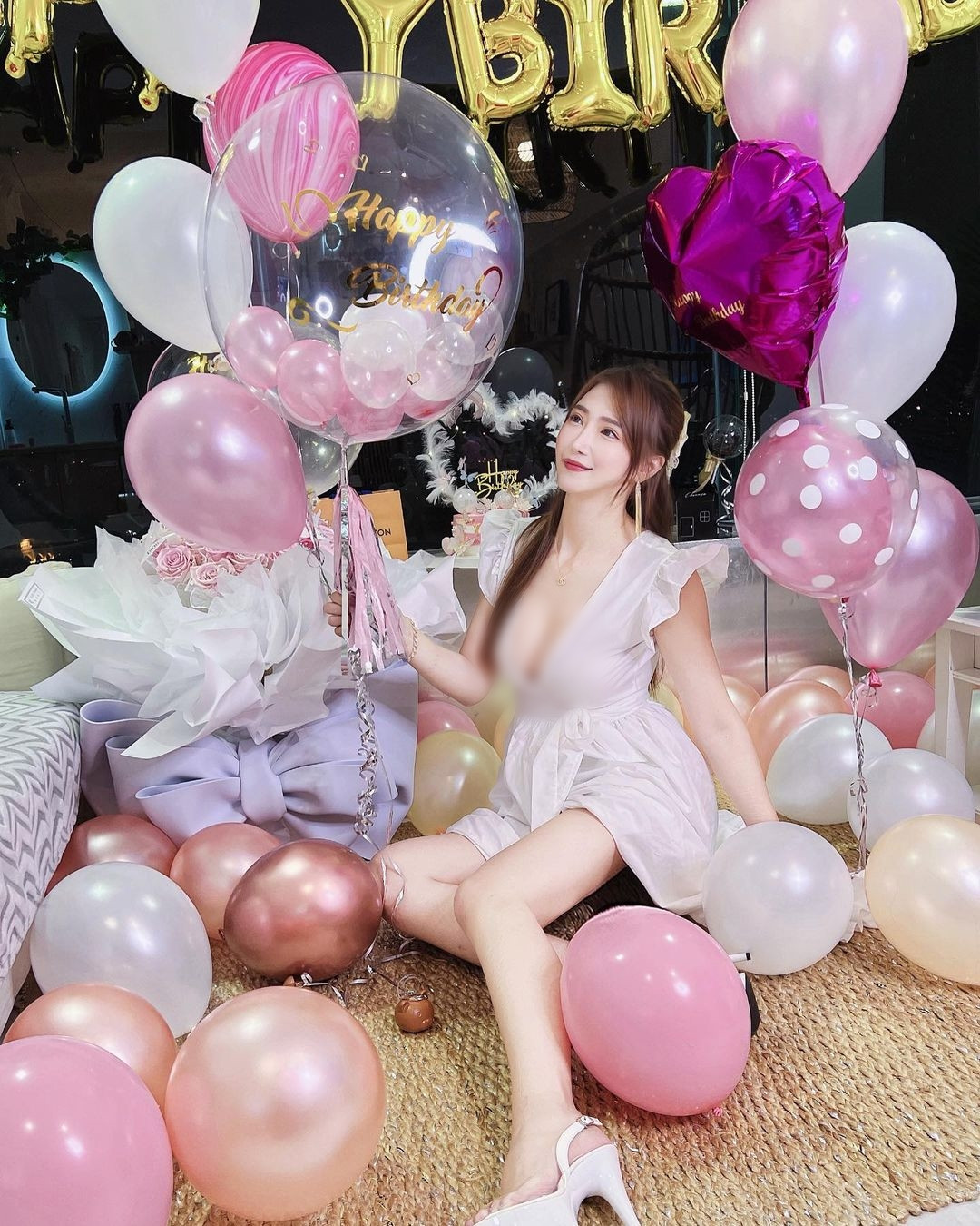 Hành động của Na Na như muốn nói, cô sẵn sàng bỏ qua những dư luận tiêu cực và tập trung vào công việc của mình.