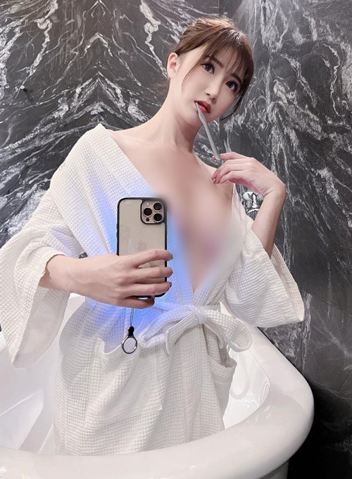 Một số người chỉ trích Na Na quá rảnh rỗi nên sinh nông nổi, đi tắm mà cố tình make up đậm, kéo áo choàng tắm, để lộ gần hết vòng một, rõ ràng là muốn được chú ý đến.