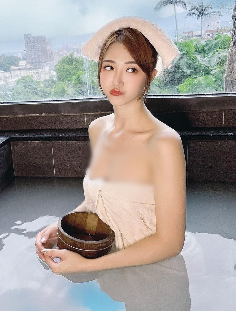 Những ngày gần đây, loạt hình ảnh ướt át trong phòng tắm của hot girl Na Na đang thu hút được sự chú ý không nhỏ của cư dân mạng.