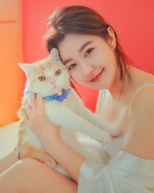 Rất nhanh sau đó, danh tính của nữ shipper nóng bỏng này đã được tìm ra, đó là hot girl Judy Chiu.