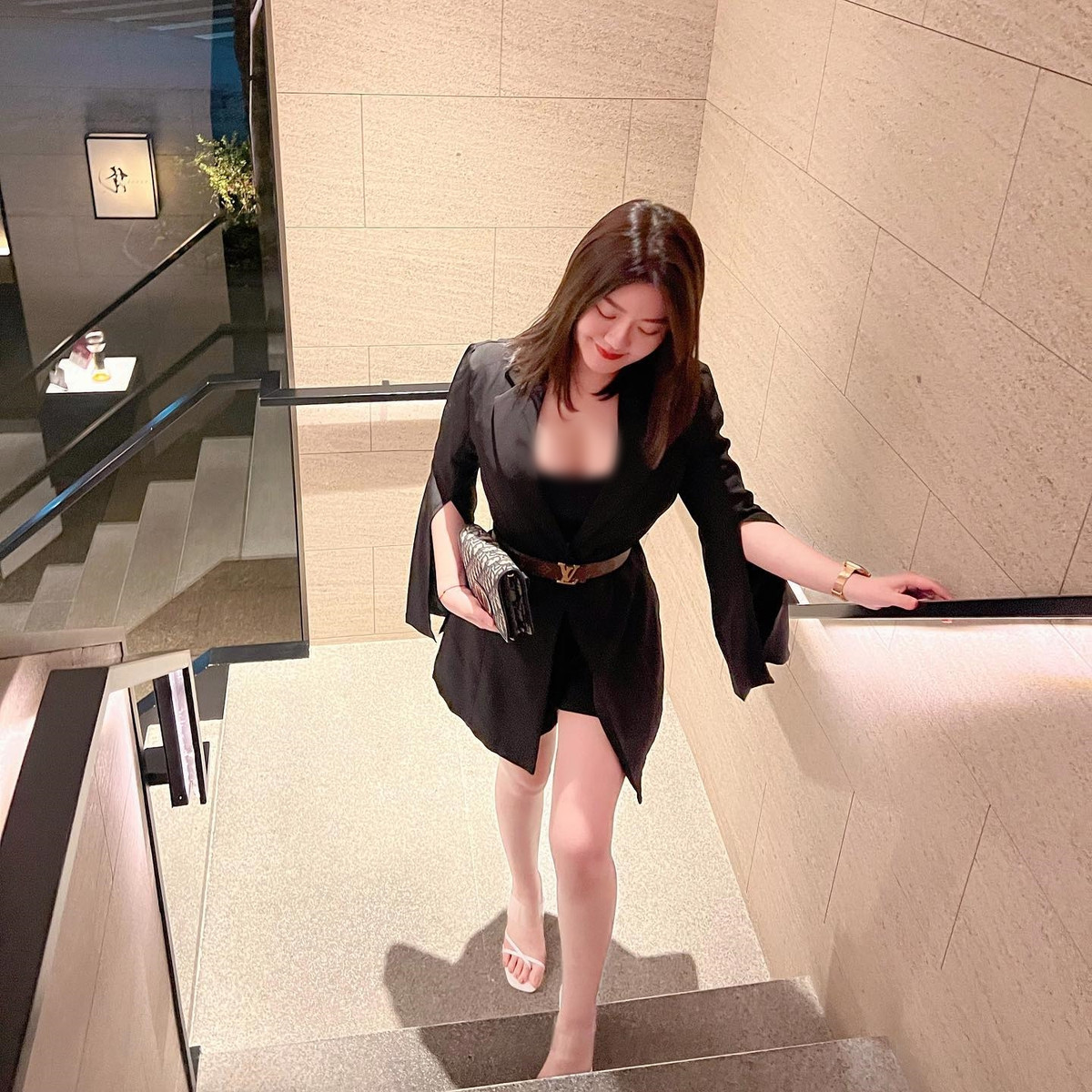 Hoặc cũng có thể cô nàng chuyển sang làm gương mặt đại diện cho hãng, những hình ảnh đó là để lôi kéo sự chú ý.