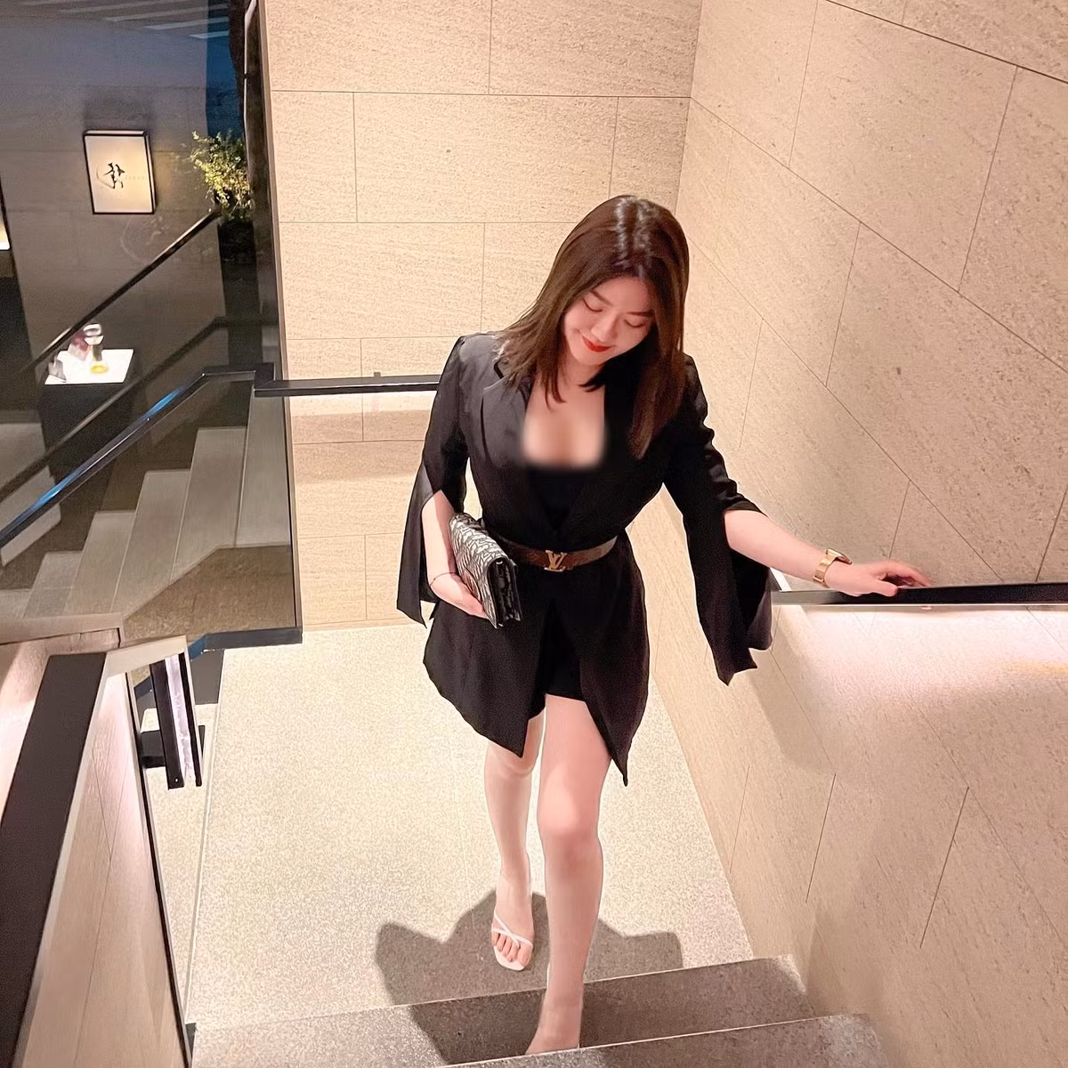 Hoặc cũng có thể cô nàng chuyển sang làm gương mặt đại diện cho hãng, những hình ảnh đó là để lôi kéo sự chú ý.