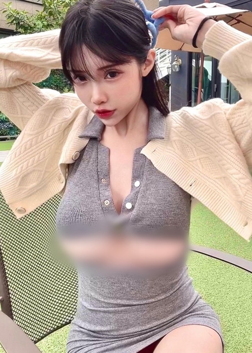 Đồng thời, vì phong cách ăn mặc hở hang, phản cảm, táo bạo nên hot girl Bella cũng luôn nhận được sự chú ý nhất định.