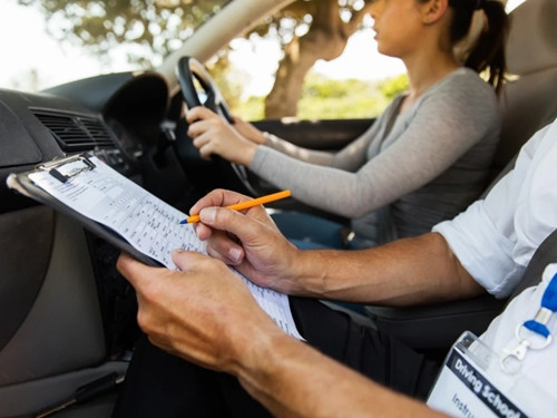 Ep vo di hoc bang lai xe, chong hoi han ca doi vi...