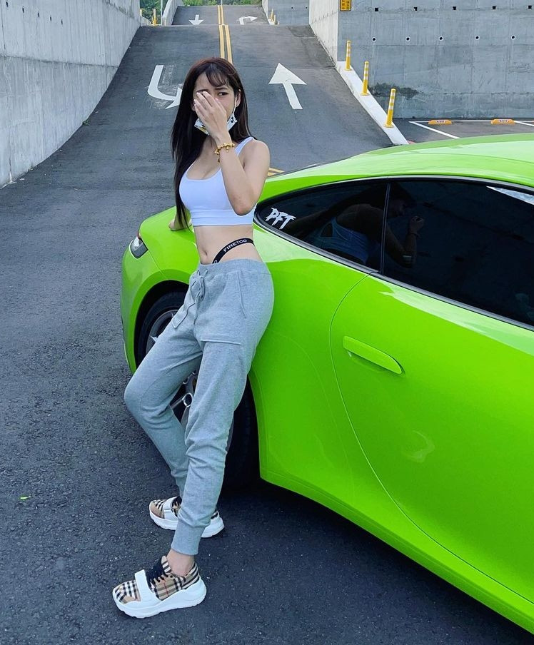 Tuy nhiên, nhiều người cũng chỉ ra rằng, Wawa Hsu cũng từng nhiều lần diện mốt lộ nội y.