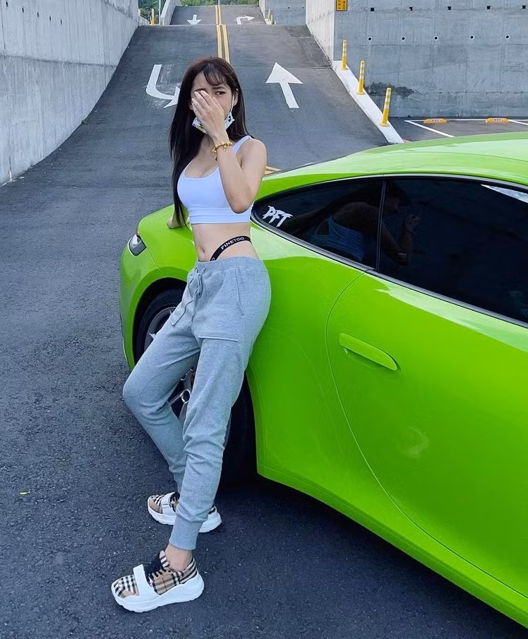 Tuy nhiên, nhiều người cũng chỉ ra rằng, Wawa Hsu cũng từng nhiều lần diện mốt lộ nội y.